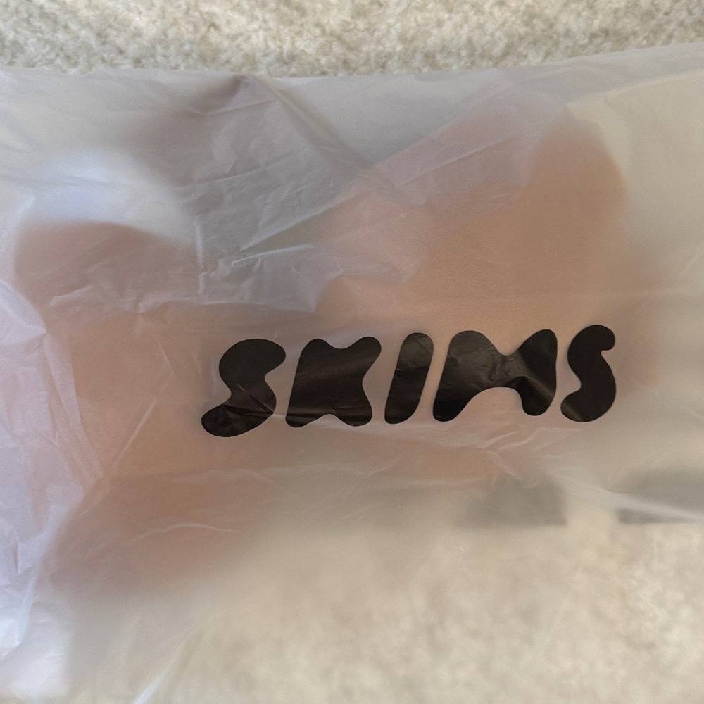 [Skims] NWT Smoothing Full Coverage Lightly Lined Bra - Picture 4 of 8